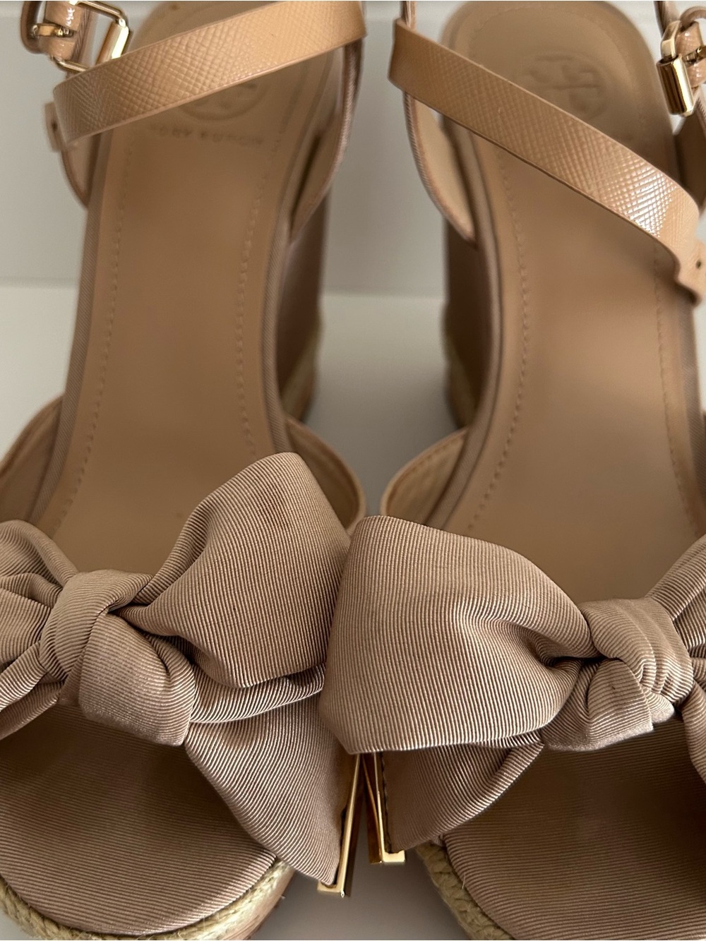 Tory Burch Penny Wedge Sandal (7.5) - Picture 3 of 9